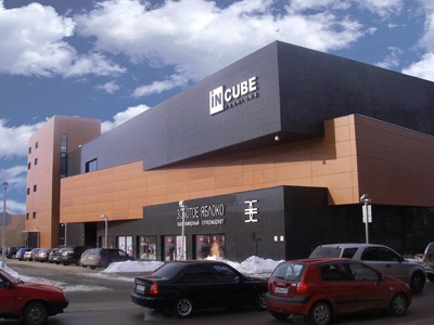 Торговый центр "InCube" в г. Самара. Фасад торгового центр выполнен из алюминиевых композитных панелей Алюминстрой "под дерево" и "с имитацией церного мрамора"